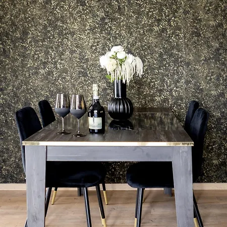 Gold & Black Lejlighed *