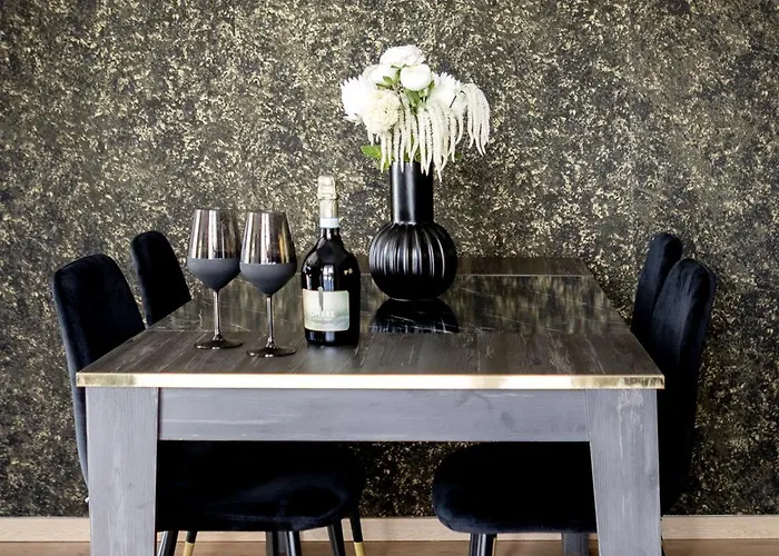 Gold & Black Daire *