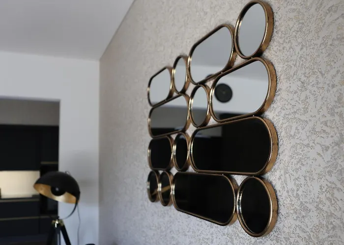 Gold & Black Daire